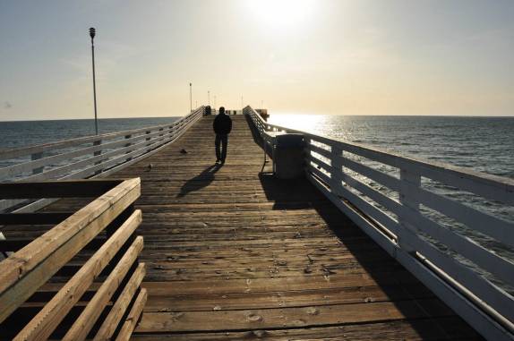 Caminhando no pier da praia de Mission Beach, em San Diego, no sul da Califórnia - Estados Unidos
